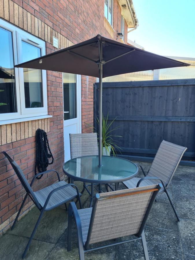 Stunning 2 Bed House Near Coastal Path/Lake/Beach Llanelli Esterno foto