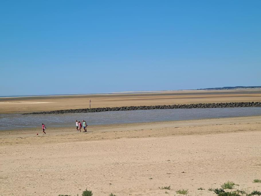 Stunning 2 Bed House Near Coastal Path/Lake/Beach Llanelli Esterno foto